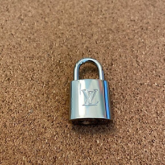 New LV Louis Vuitton Silver-Toned Lock on a 16" Box Link Chain Choker Ne… - Picture 3 of 4